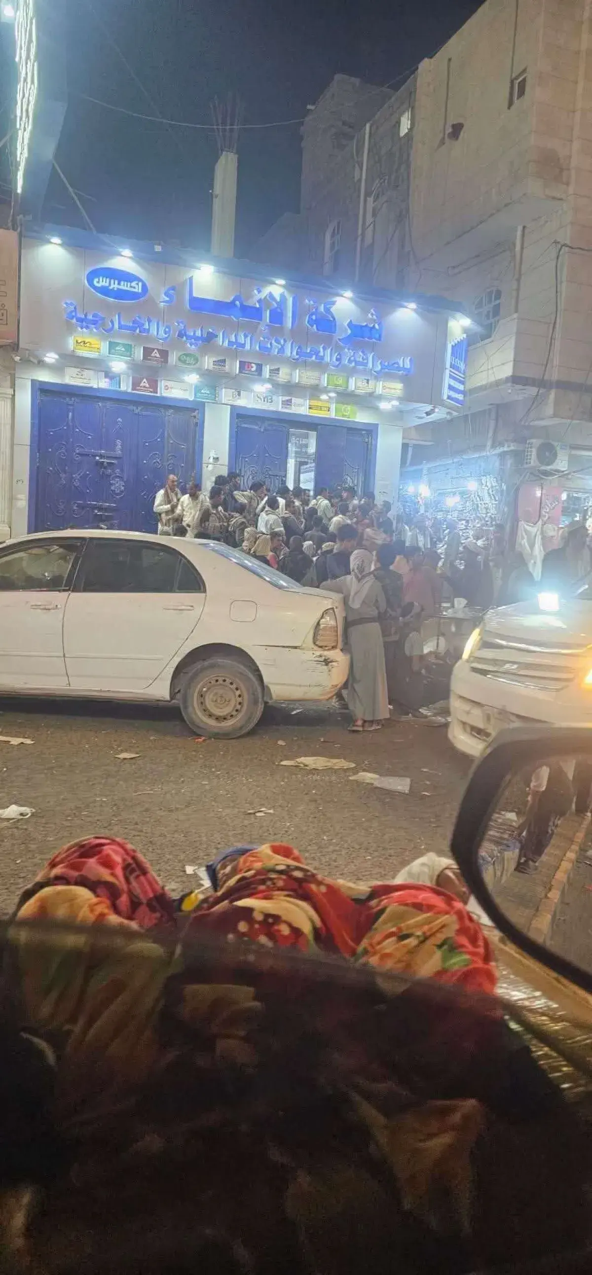 ازدحام وتدافع في مأرب أثناء صرف رواتب وزارة الداخل...