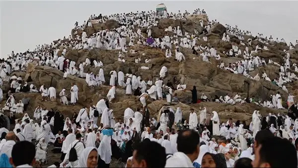 حجاج اليمن يقفون على صعيد عرفات لأداء ركن الحج الأ...