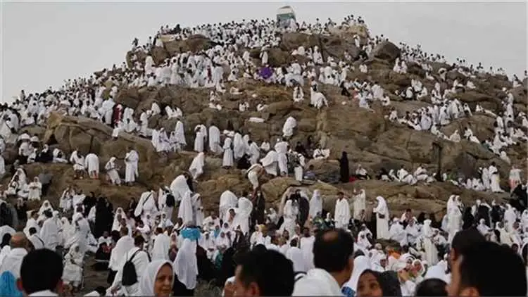 حجاج اليمن يقفون على صعيد عرفات لأداء ركن الحج الأ...