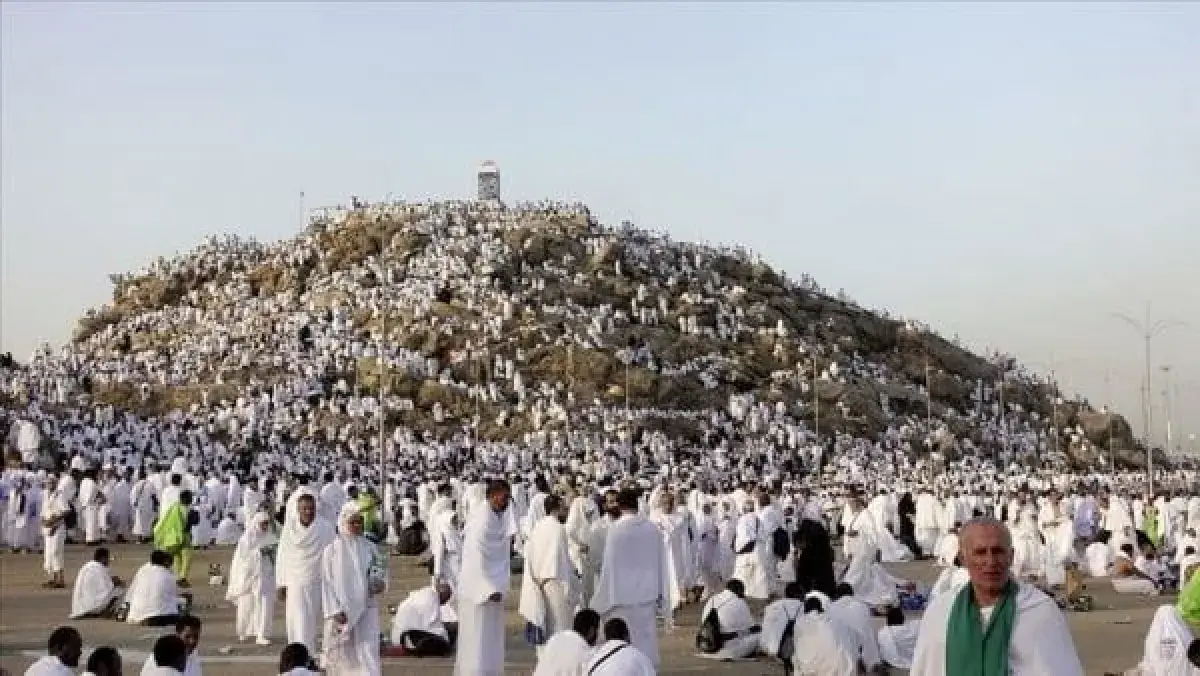ملايين الحجاج يتوافدون إلى صعيد عرفات لأداء الركن...