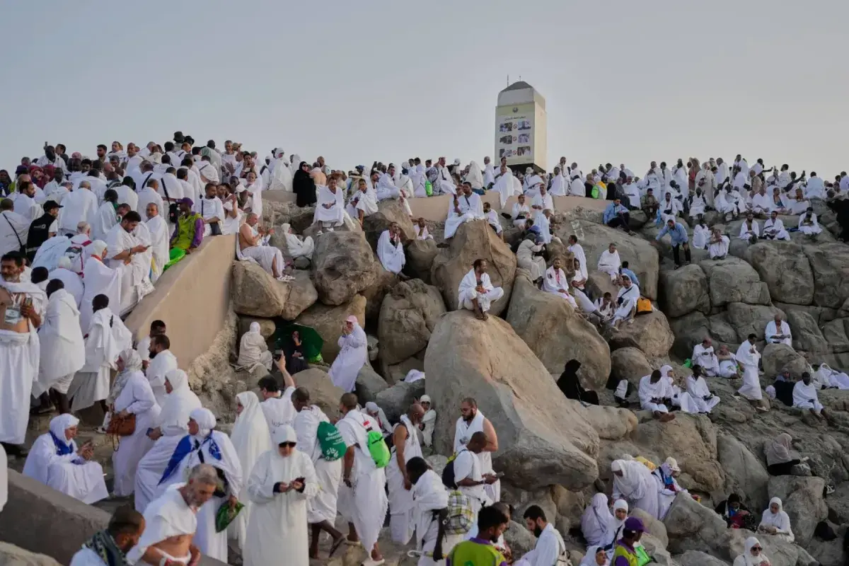 حجاج اليمن يؤدون ركن الحج الأعظم على صعيد عرفات
