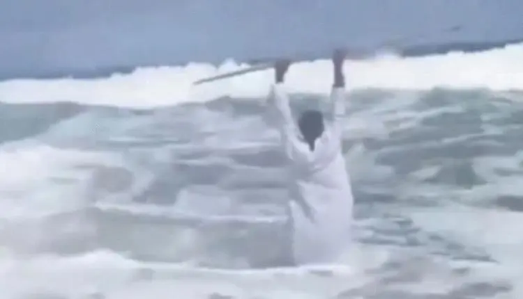ادعى النبوة وحاول شق البحر مثل النبي موسى ولكنه غر...