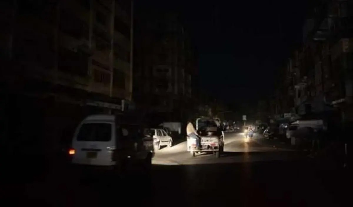 انقطاع الكهرباء بلحج يغرق المحافظة في الظلام ليلة...