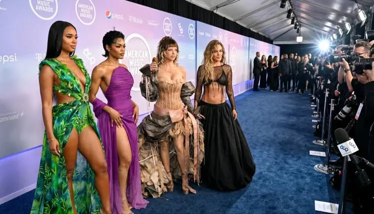 ​صراع الأناقة في AMAs 2026.. نجمات يخطفن الأضواء ب...