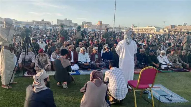 محافظ شبوة يشارك جموع المصلين في صلاة عيد الاضحى