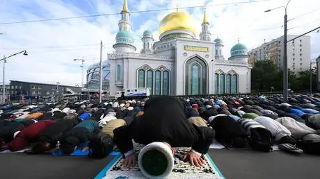 المسلمون يؤدون صلاة عيد الأضحى في مسجد موسكو الكبي...