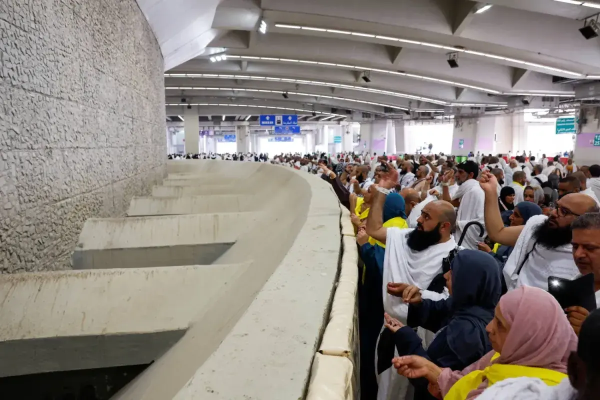 الحجاج يبدأون رمي جمرة العقبة الكبرى في أول أيام ع...
