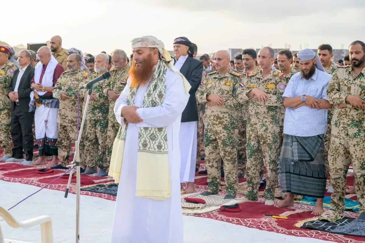 طارق صالح يؤدي صلاة العيد مع المواطنين في باب المن...