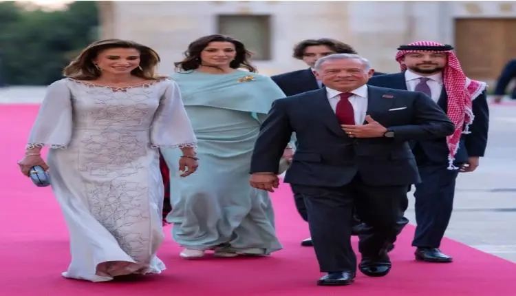 بالصور.. الأزرق يوحّد إطلالتي الملكة رانيا ورجوة ا...