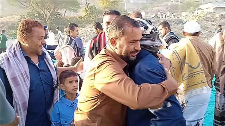 مدير عام سرار يشارك المصلين صلاة العيد في مصلى جام...