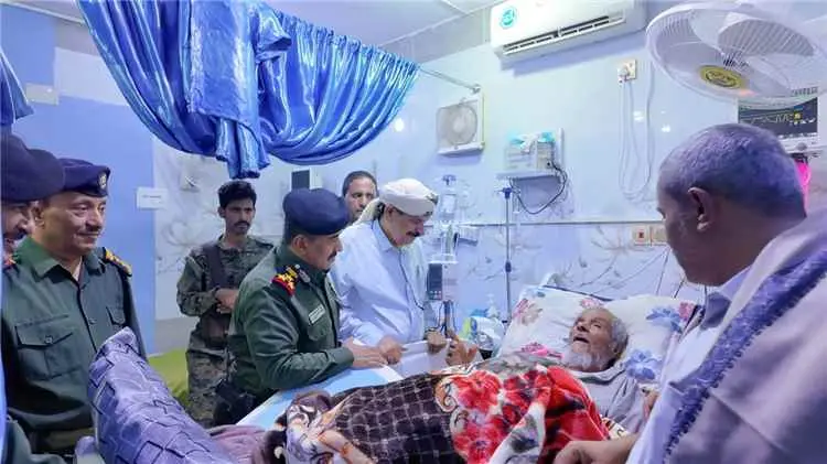 وكيل محافظة شبوة ومدير الأمن ينفذان زيارات عيدية ل...