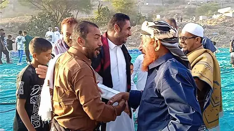 جموع المصلين يؤدون صلاة عيد الأضحى في سرار يافع وس...
