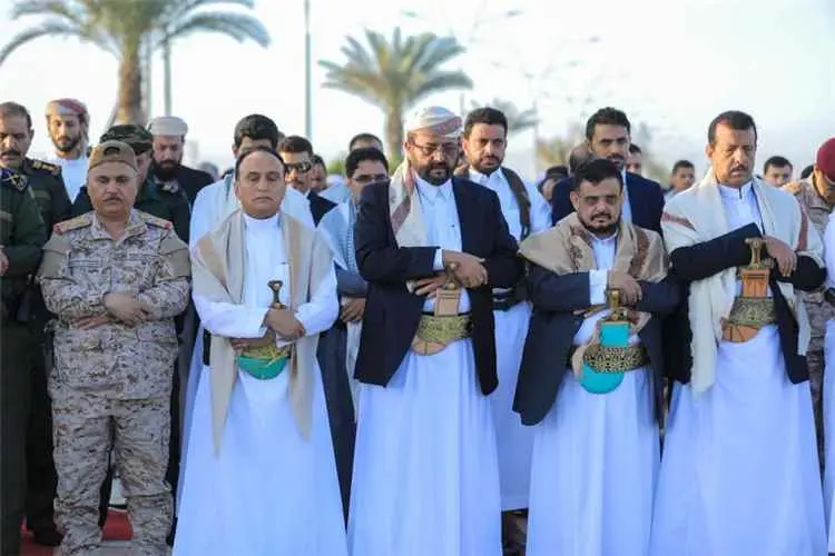 عضو مجلس القيادة العرادة يؤدي صلاة عيد الأضحى مع ج...