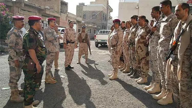 رئيس أركان محور تعز يزور المقاتلين في جبهات شرق وش...