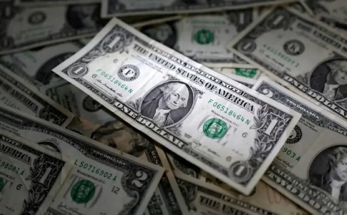 الدولار يلامس أعلى مستوياته مقابل الين في شهر وسط...