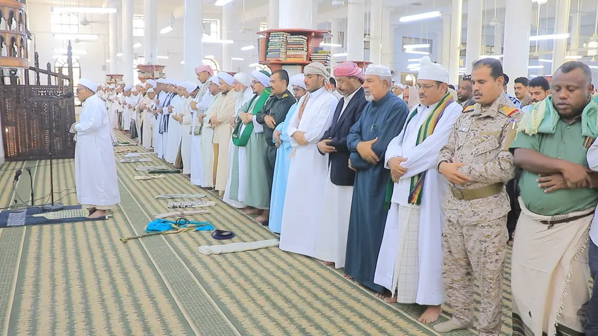 وزير الدولة ووكيل حضرموت يؤديان صلاة عيد الأضحى مع...