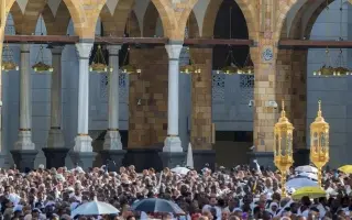 حجاج بيت الله الحرام يؤدون طواف الإفاضة في أجواء م...