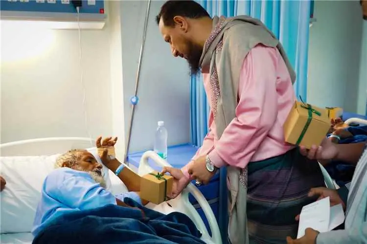 محافظ عدن يزور المرضى ويشارك نزلاء دار المسنين فرح...