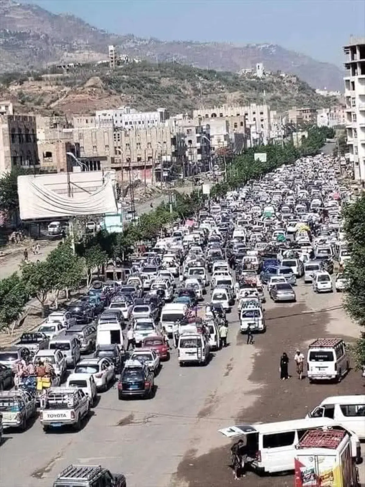 نقاط الاصلاح والحوثي تضاعف معاناة المواطنين في منف...