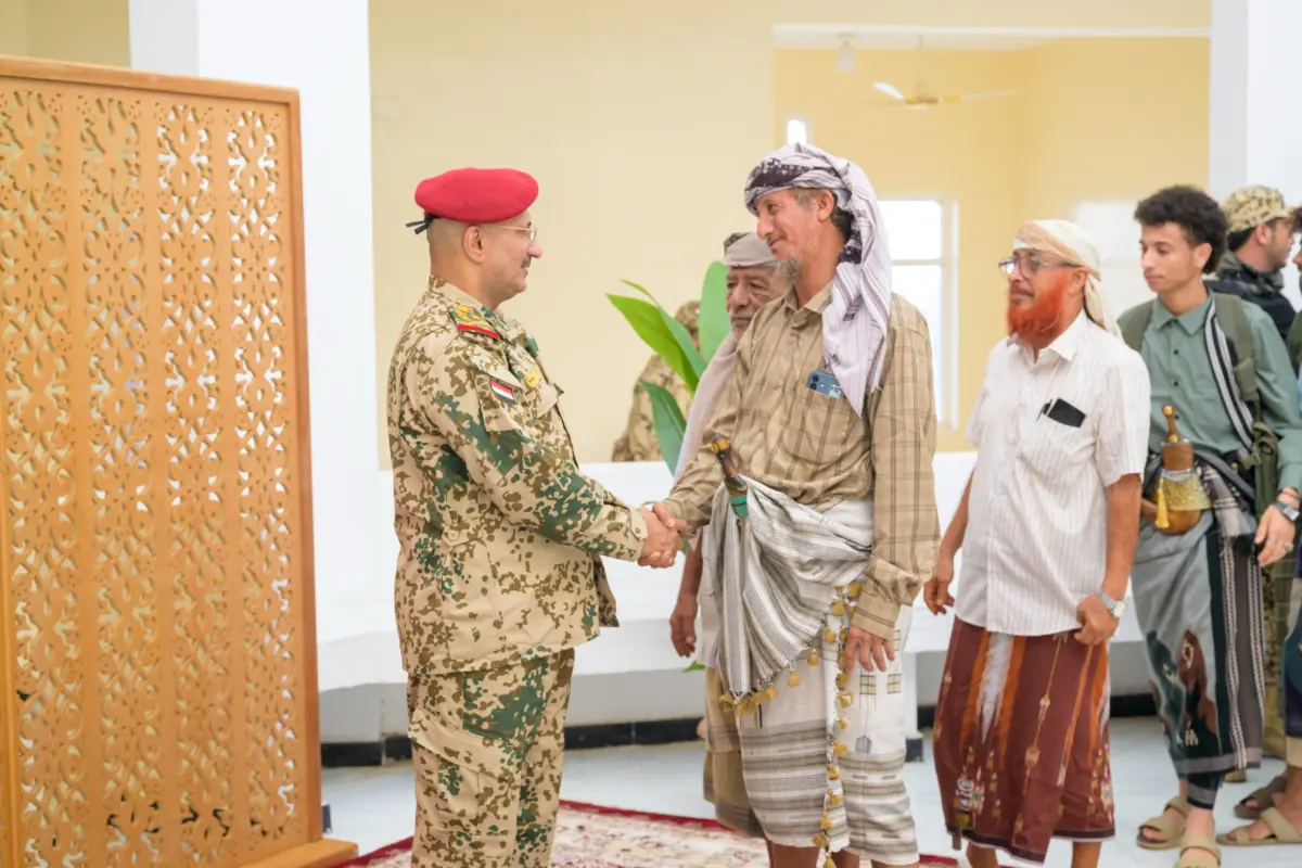 عضو مجلس القيادة طارق صالح يستقبل جموع المهنئين بع...