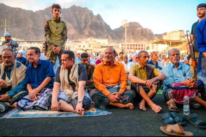 هرهرة والحالمي يؤديان صلاة العيد مع جموع المواطنين...