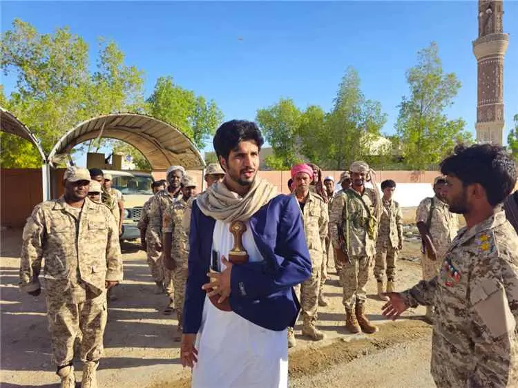 مدير ميناء شحن يزور الموظفين ورجال الأمن ويشيد بجه...