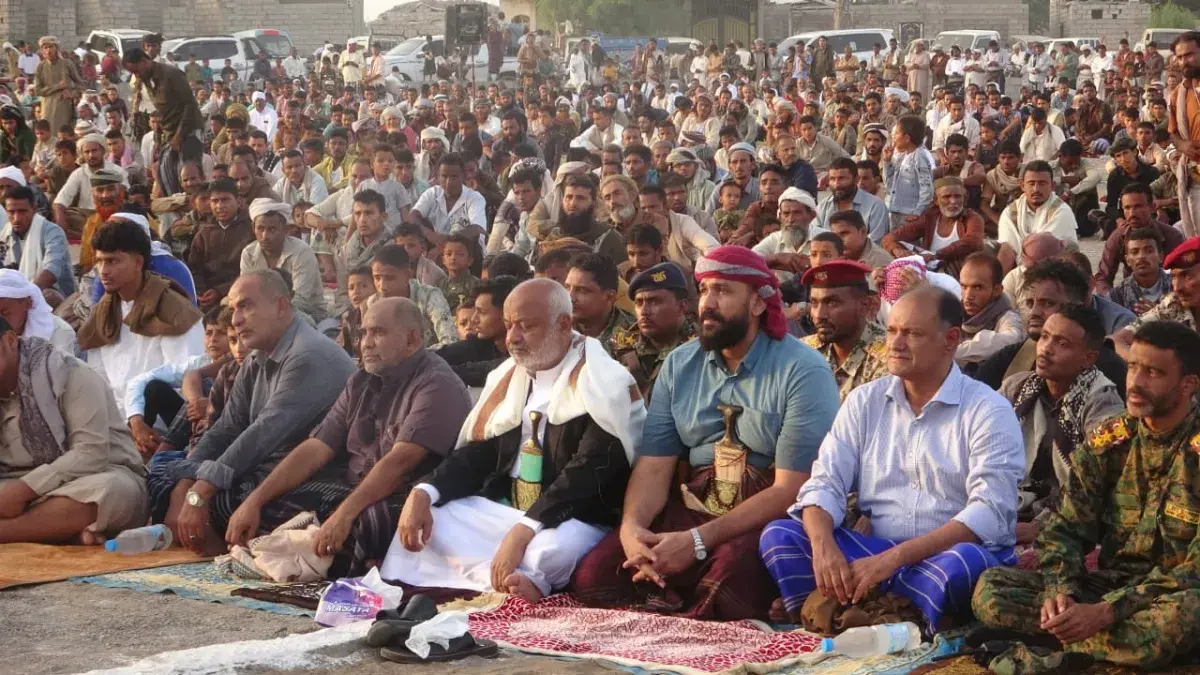 محافظ الحديدة يؤدي صلاة عيد الأضحى مع جموع المصليي...