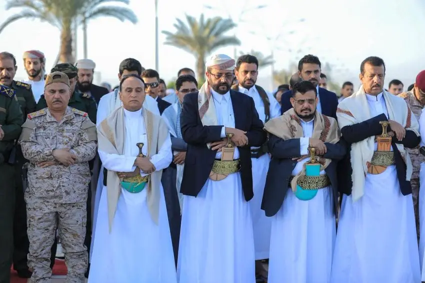 سلطان العرادة يؤدي صلاة العيد في مأرب وسط حضور رسم...