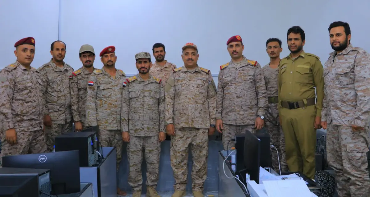 قيادات من وزارة الدفاع تتفقد المنطقة العسكرية السا...