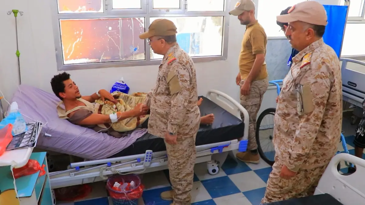 المفتش العام للقوات المسلحة يتفقد جرحى الجيش والمق...