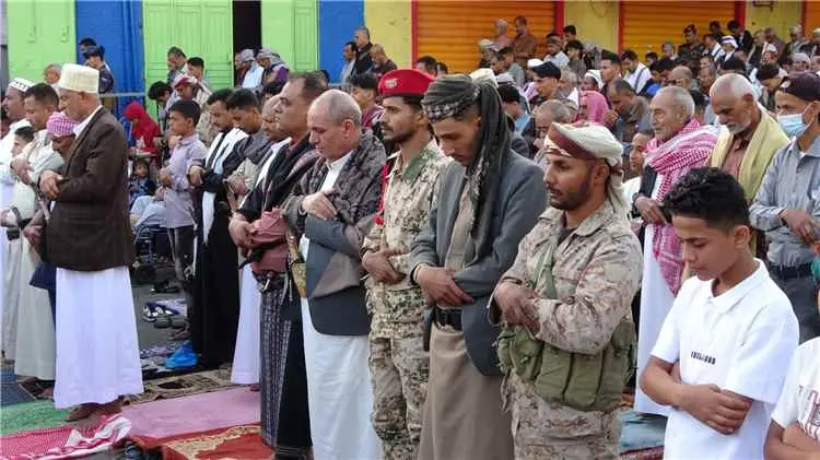 وكيل أول محافظة تعز يؤدي صلاة عيد الأضحى في ساحة ا...