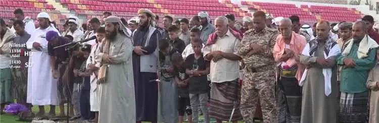 أبناء لحج يؤدون صلاة عيد الأضحى في ملعب الشهيد معا...