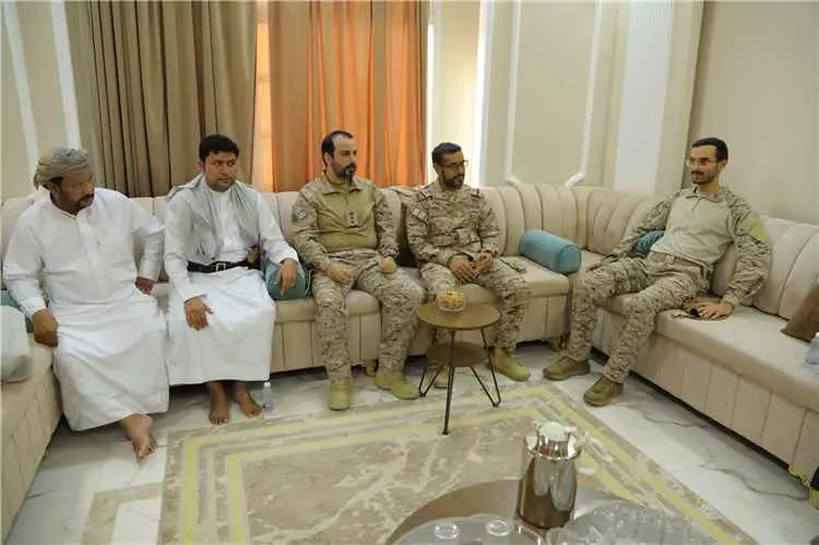 قائد التحالف بالمهرة يزور قيادات وشخصيات بارزة في...