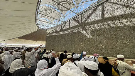 "أنا لست شيطانا".. إصابة حاج صيني خلال رمي الجمرات (فيديو)