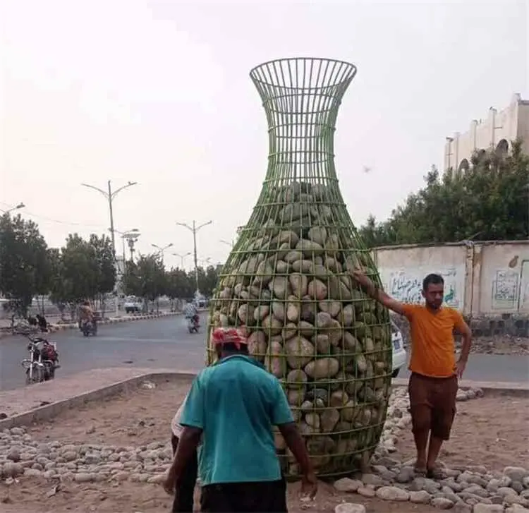 الحديدة تزين ساحلها برمز تراثي .. مجسم الجرة يتحول إلى معلم بحري جديد