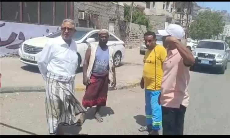 راشد يقوم بـ«زيارات معايدة» لعاملي النظافة خلال الإجازة العيدية
