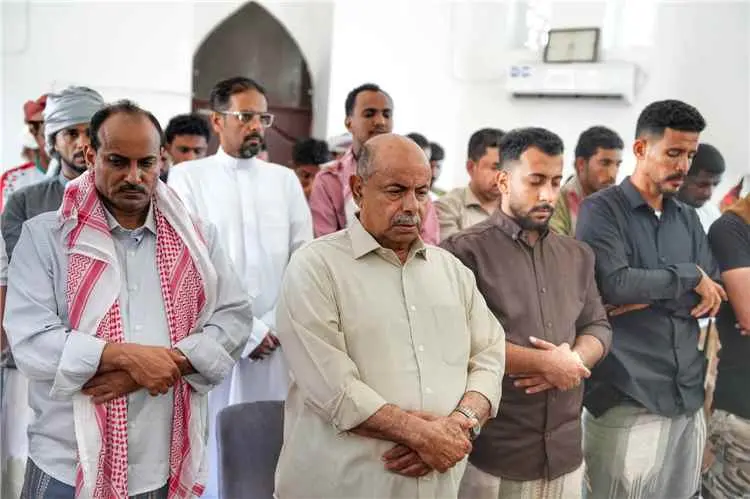 عضو مجلس القيادة الخنبشي يؤدي صلاة الغائب في المكلا على روح فقيد الوطن الرئيس السابق عبدربه منصور هادي