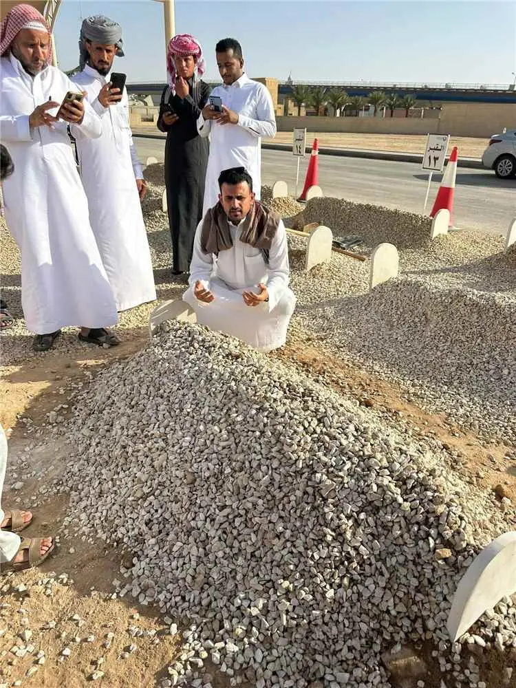 أول صورة من قبر الرئيس السابق عبدربه منصور هادي بع...