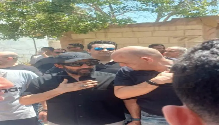 وسط غياب النجوم.. أحمد حلمي يشيع جثمان والدته ببنه...