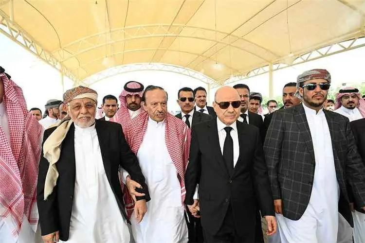 الرئيس العليمي وأعضاء مجلس القيادة يتقدمون مشيعي ا...