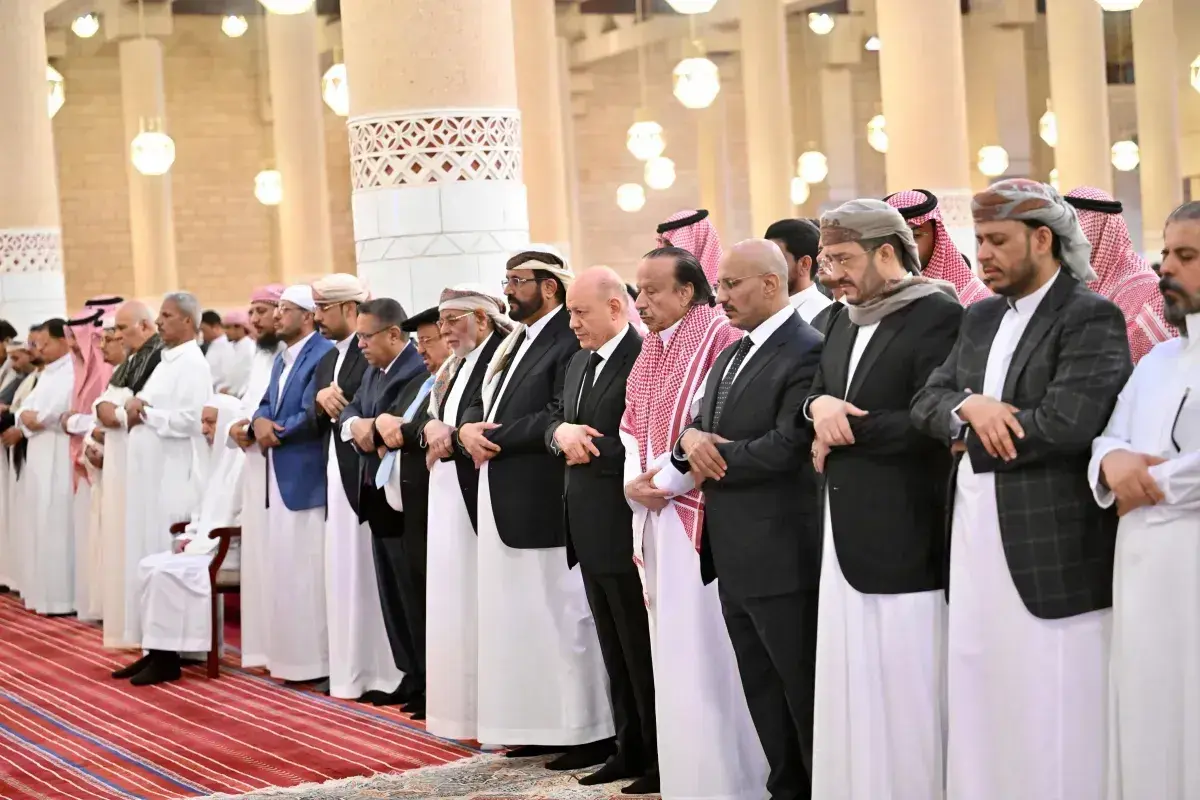 طارق صالح يشارك في تشييع جثمان الرئيس الأسبق عبدرب...