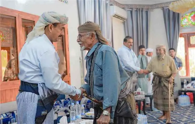 المحافظ بن الوزير يشيد بمواقف الوفاء والتلاحم التي...