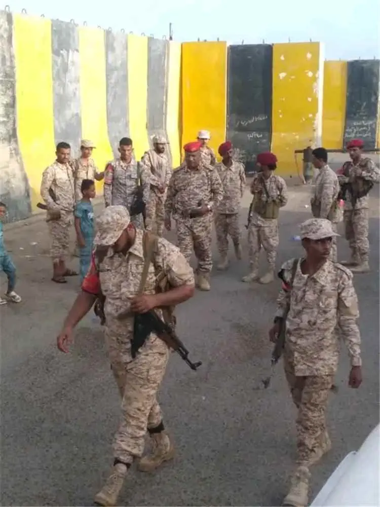 قائد الشرطة العسكرية بلحج يتفقد أفراد الشرطة العسك...