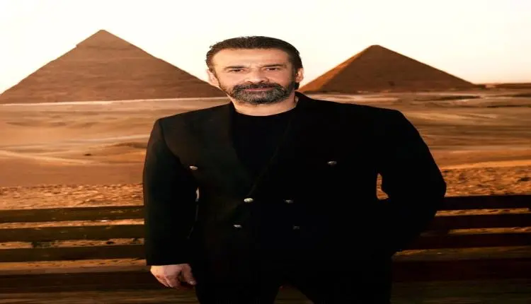 ​بأجواء حماسية وصراخ المعجبين.. كريم عبد العزيز يق...