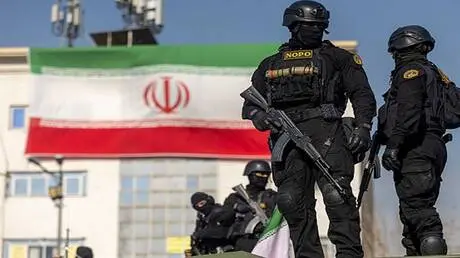 العثور على حطام مسيرة أسقطتها الدفاعات الايرانية قرب مضيق هرمز (فيديو)
