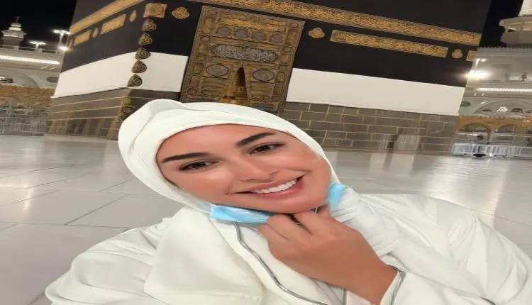 من الحرم المكي وبإطلالة بسيطة وفرحة كبيرة تشع من و...
