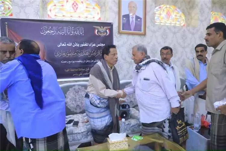 محافظ المهرة يستقبل جموع المعزين في وفاة فخامة الر...