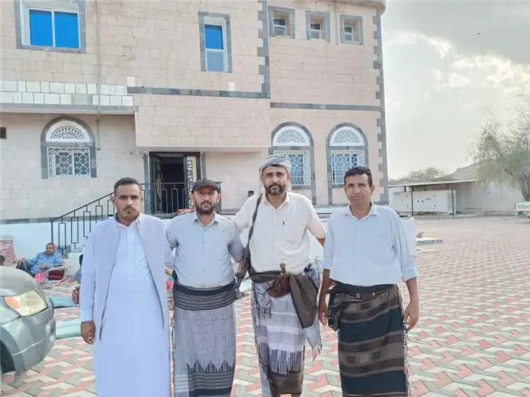 وفود قبائل أبين تفي بواجب العزاء في منزل الرئيس ها...