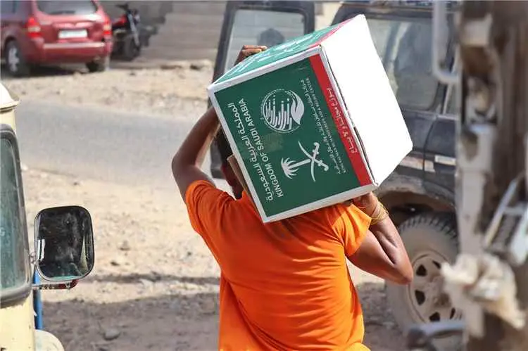 مركز الملك سلمان للإغاثة يوزّع (74) طنا من المواد...