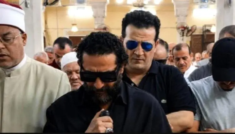 مذيع يفجر أزمة في جنازة والدة أحمد حلمي